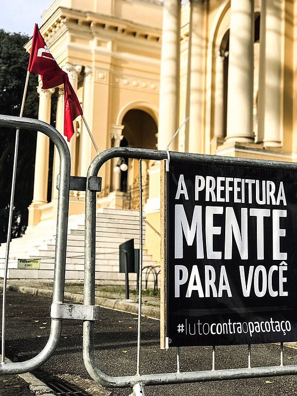 Cercas foram instaladas ao redor da Câmara Municipal para evitar aproximação dos manifestantes