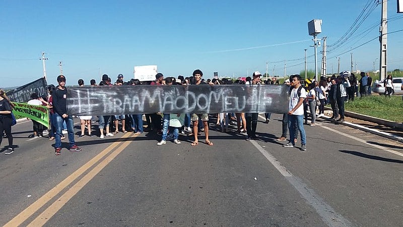 Estudantes de Sousa bloqueiam BR 230