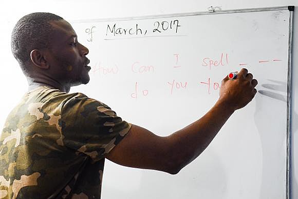 Professor nigeriano Olawale Shakuru leciona inglês na ONG Abraço Cultural