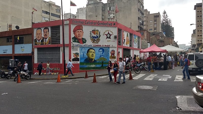 Comércio funciona com normalidade, afirma moradora de Caracas