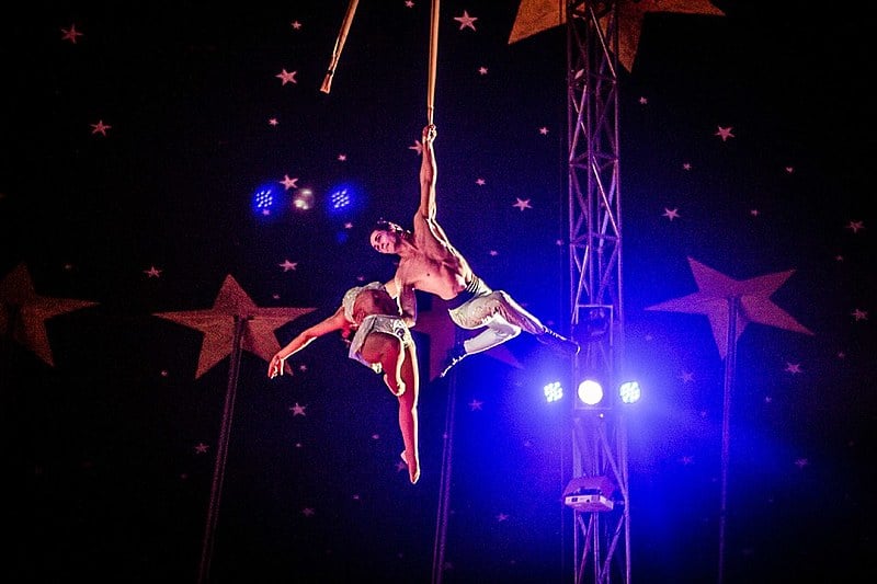A estrutura faz parte do Circo Paranaense Zanchettini, que está na estrada há mais de 80 anos e coloca a quinta geração no palco e na organização dos espetáculos.