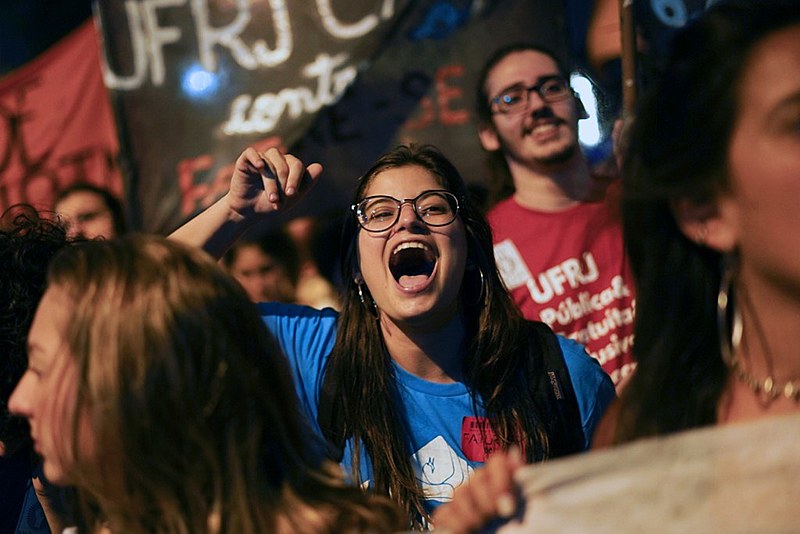 No Centro do Rio, estudantes e trabalhadores saem às ruas para manifestar descontentamento com políticas de Bolsonaro