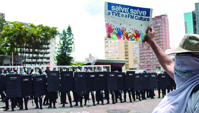 Servidores públicos enfrentaram a violência da Brigada Militar para tentar impedir a extinção das fundações gaúchas