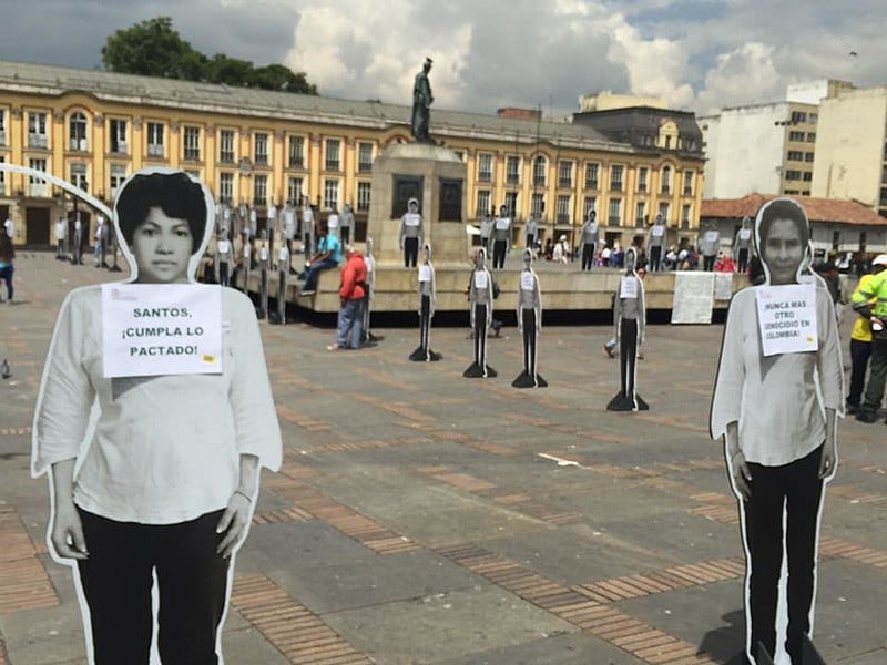 No último dia 24, na Praça Bolívar, em Bogotá, ativistas relembraram o primeiro ano de assinatura dos acordos de paz com as FARC