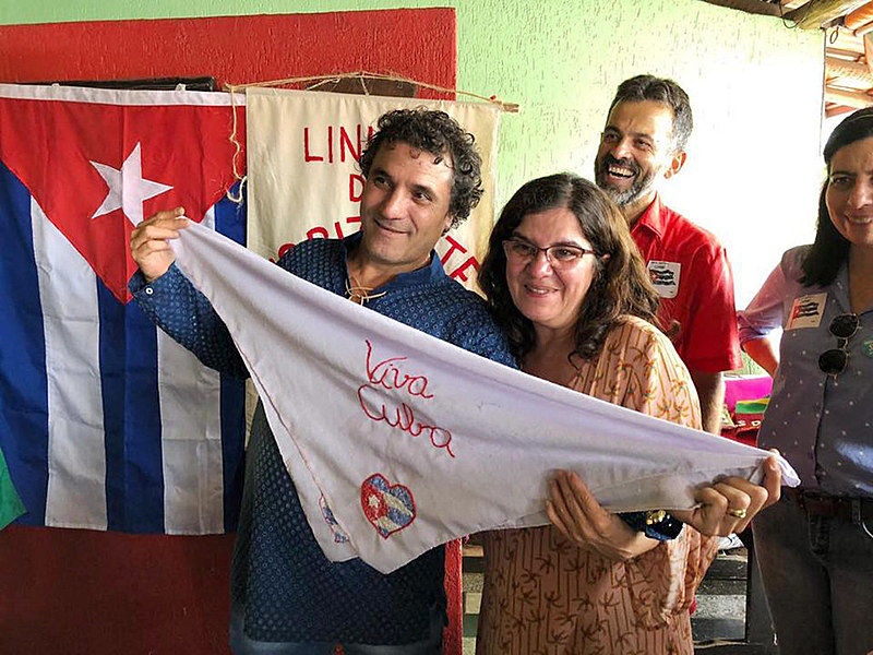 O coletivo de bordadeiras Linhas do Horizonte entregou lenços a 16 médicos cubanos, como forma de agradecimento e reconhecimento