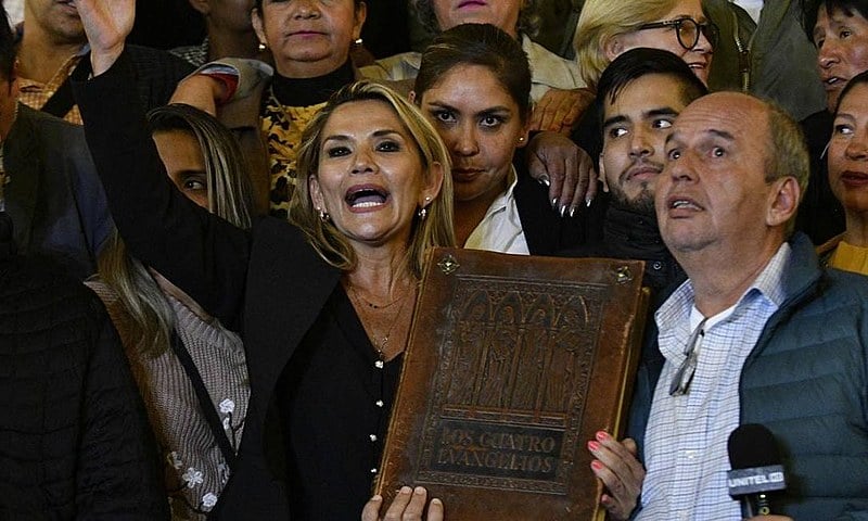 Senadora Jeanine Áñez se autoproclama presidente da Bolívia: "A bíblia volta ao Palácio", declarou