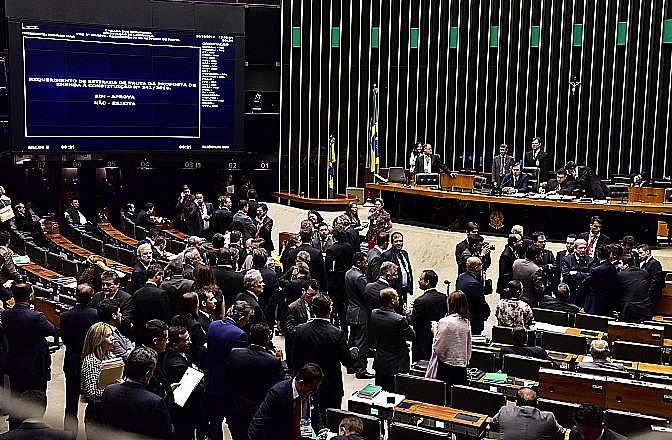 Plenário da Câmara Federal discute neste momento a Proposta de Emenda Constitucional (PEC) 241