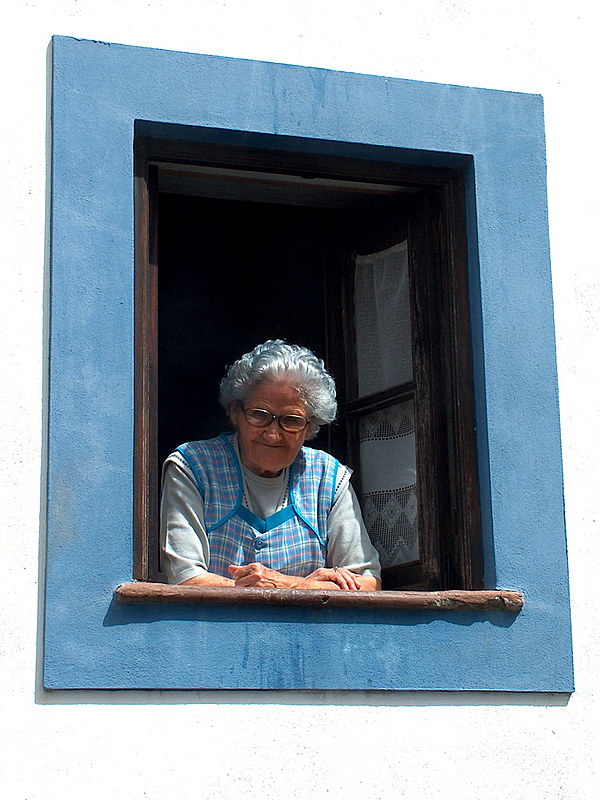 Dona Ção, uma velhinha beirando 90 anos de idade, frágil, com uma carinha de inofensiva que só vendo, diz Mouzar.