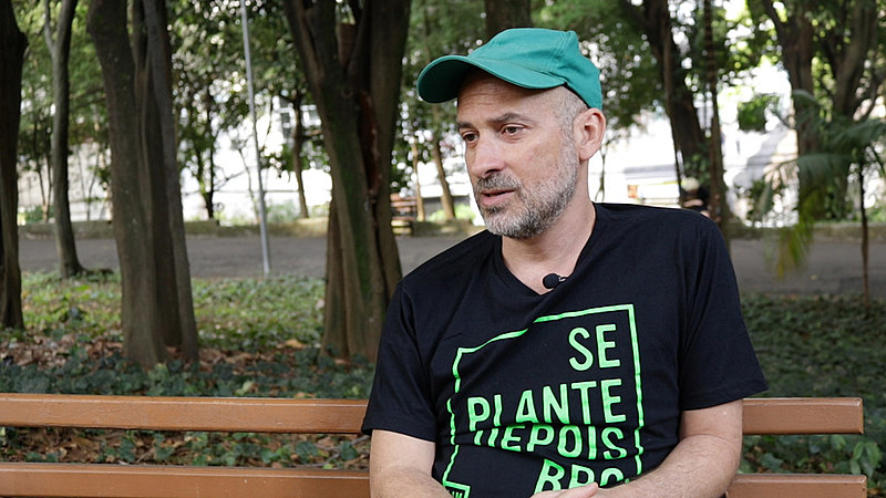 "Bolsonaro não tem condições nem para ser síndico de prédio", diz Lucas Santtana