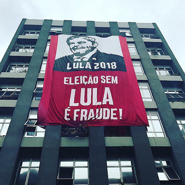 Pancarta "Elección sin Lula es fraude" en la sede nacional del Partido de los Trabajadores en São Paulo