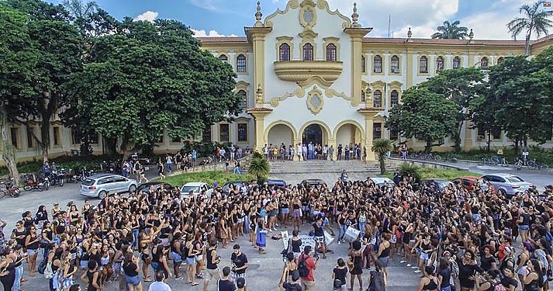 Mulheres protestam contra estupros na UFRRJ