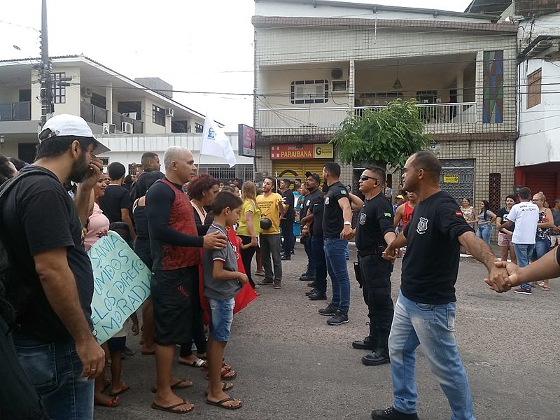 "Uma fila de homens vestidos de preto não nos deixaram passar”