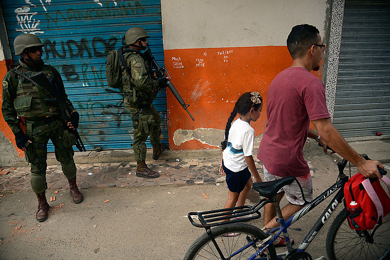 Furtos de pertences, consumo de alimentos das casas invadidas e o uso de escolas como escudo estão entre as violações citadas no relatório