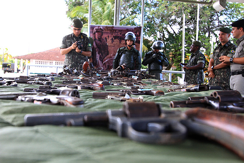 A cada três mortes violentas, duas são cometidas com arma de fogo no Brasil. Flexibilização das regras pode aumentar o índice