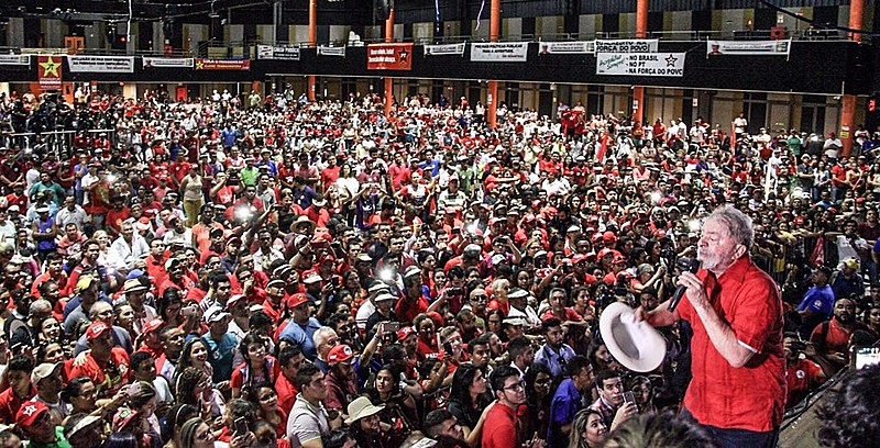 Centenas de pessoas participaram de ato da caravana de Lula pelo Nordeste, na cidade de Altos (PI).