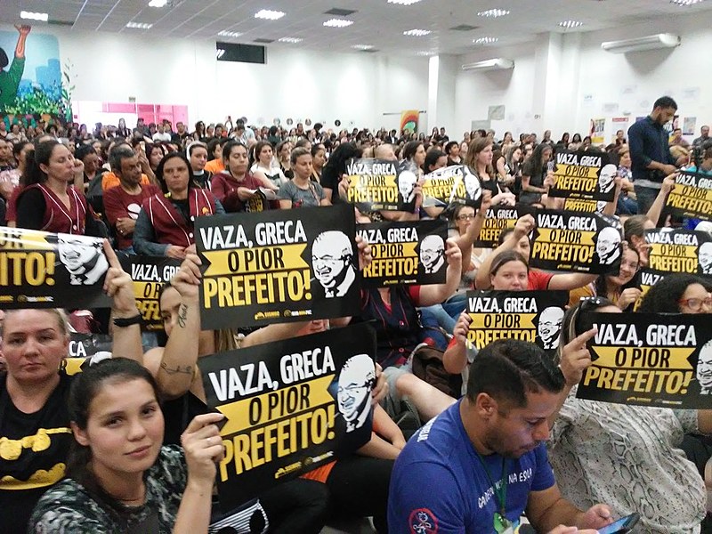 Uma das principais reclamações dos que ali estavam foi a falta de diálogo da Prefeitura tanto com professores como com os pais