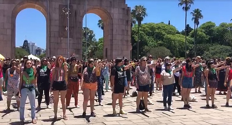 Refrão da intervenção diz: "O estado opressor é o macho estuprador"