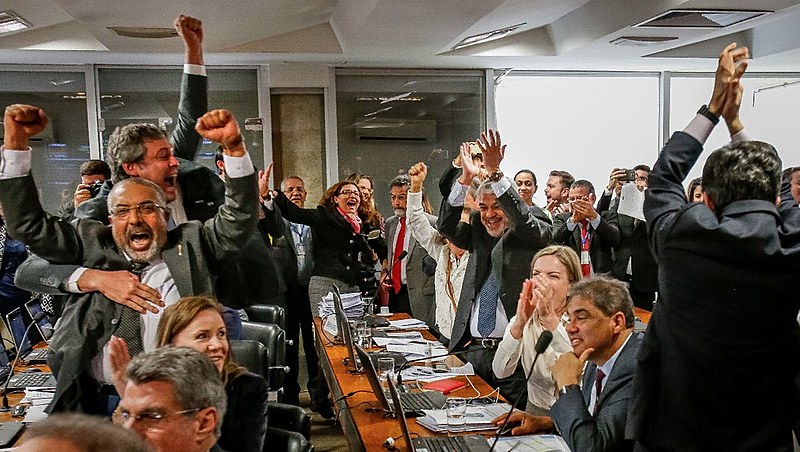 Senadores de oposição comemoram rejeição ao relatório do senador Ricardo Ferraço (PSDB-ES)