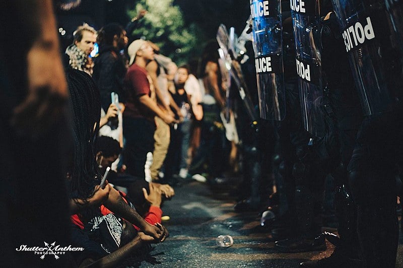 Manifestantes foram às ruas de Charlotte pela segunda consecutiva contra morte de mais um cidadão negro por policiais