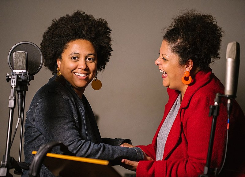 As cantoras Marina Iris e Fabiana Cozza em estúdio na gravação da faixa 'Velha senhora'
