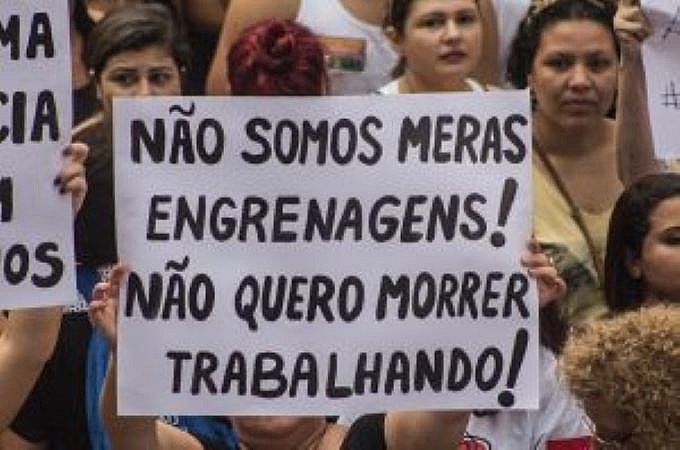 É preciso reagir e questionar como fez a cineasta Petra Costa, diretora do filme “Democracia em Vertigem”