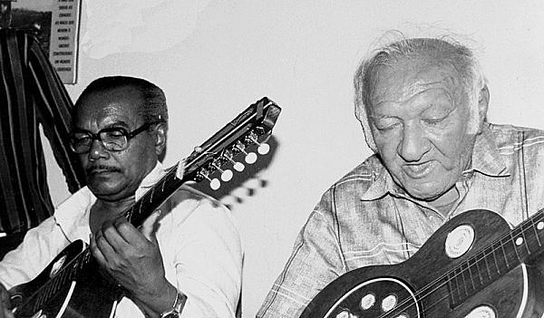 O conhecido Louro do Pajeú com sua viola