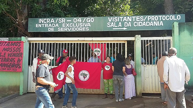 Camponeses montam acampamento em frente ao Incra de Curitiba para protestar contra a paralisação da reforma agrária