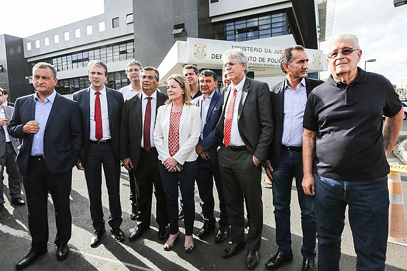 Políticos não puderam ver Lula, mas falaram com os acampados sobre a situação do ex-presidente