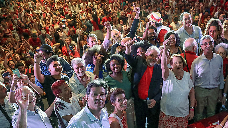 Artistas demonstram apoio ao ex-presidente