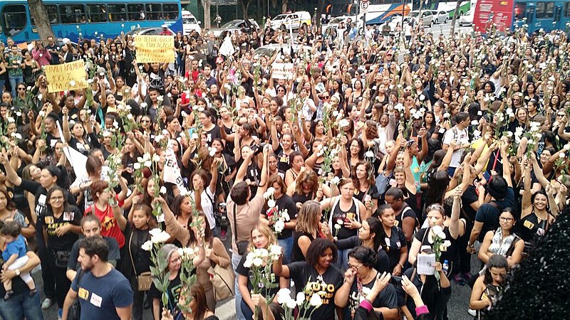 Manifestantes vestindo roupas pretas e carregando flores se reuniram novamente na porta da prefeitura, no Centro da capital mineira