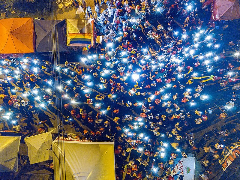 Às sextas-feiras, tornou-se habitual o uso de luzes e velas pelos manifestantes, no chamado "Luzes para Lula"