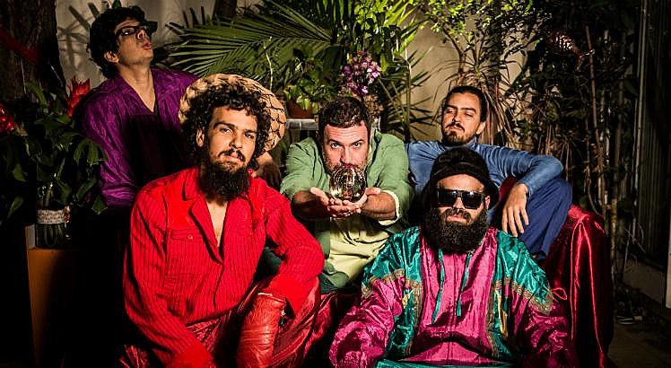 Nessa sexta, um dos shows da noite é o da banda Mombojó