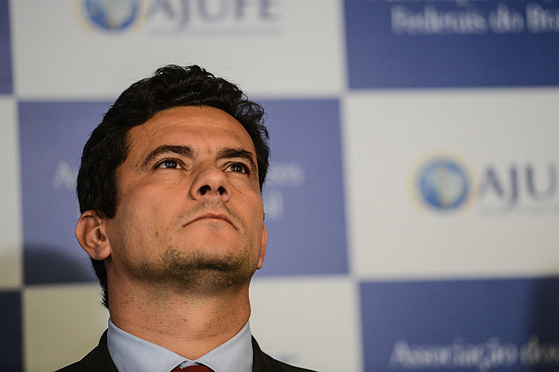 O projeto de Moro dá isenção de responsabilidade dos policiais que matarem civis ao agirem por “medo, surpresa ou violenta emoção"