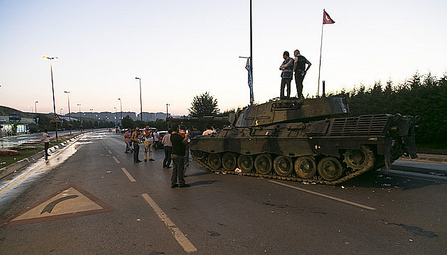 Manifestantes impedem a passagem de tanque durante a tentativa de golpe militar na Turquia
