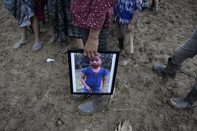 Velório de Jakelin Caal, de sete anos, morta por desidratação e choque dois dias após ser detida com o pai na fronteira por agentes dos EUA