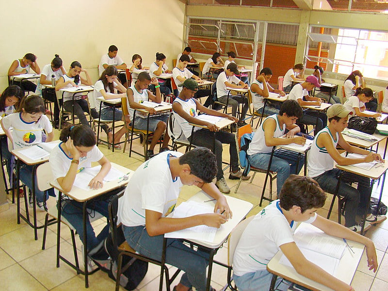 Únicos conteúdos obrigatórios em sala de aula são matemática e linguagens
