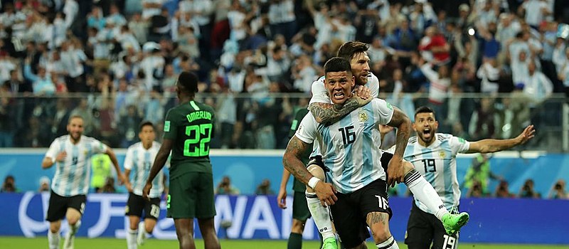 A equipe liderada por Lionel Messi avançou às oitavas-de-final no sufoco.