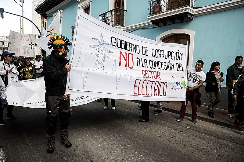 Funcionários do setor elétrico participam da manifestação contra a privatização de empresas equatorianas