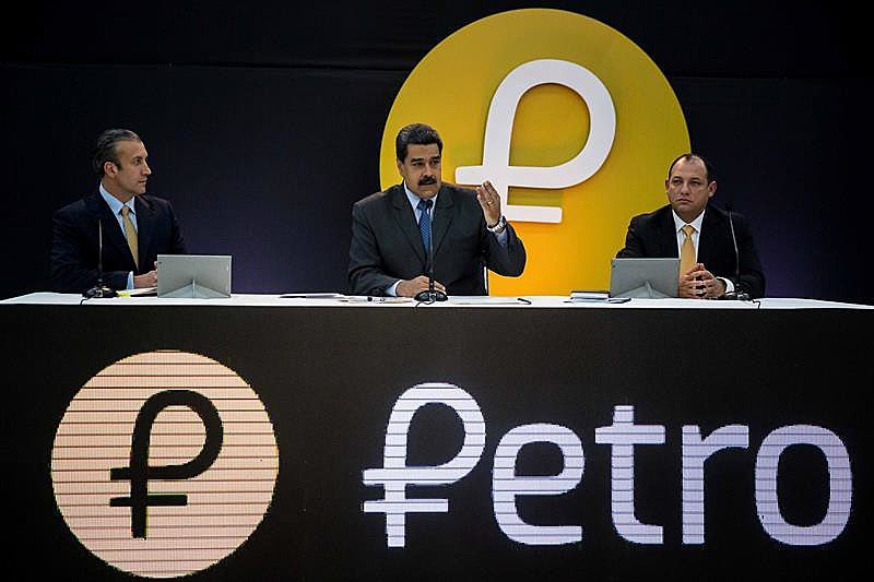 Nicolás Maduro e o ministro de economia Tareck El Aisami no lançamento do Petro