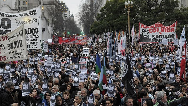 "Onde está Santiago?", perguntam argentinos em ato político. Solidário às lutas sociais, Maldonado é artesão e tatuador