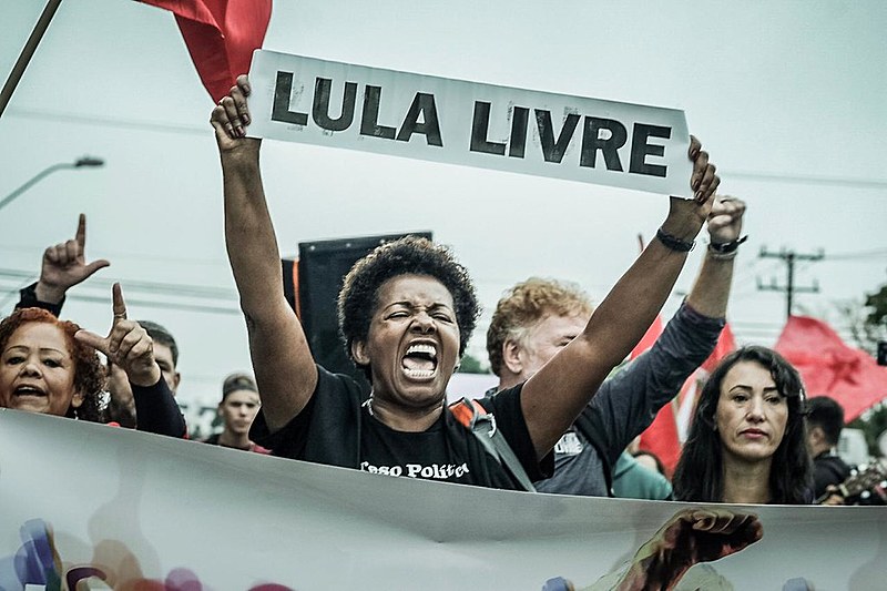 Cerca de 10 mil se reúnem em frente à sede da PF em Curitiba (PR) para pedirem a libertação do ex-presidente Lula