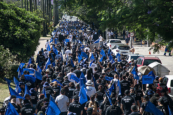 Milhares de policiais participaram de caminhada após assembleia da categoria em Porto Alegre