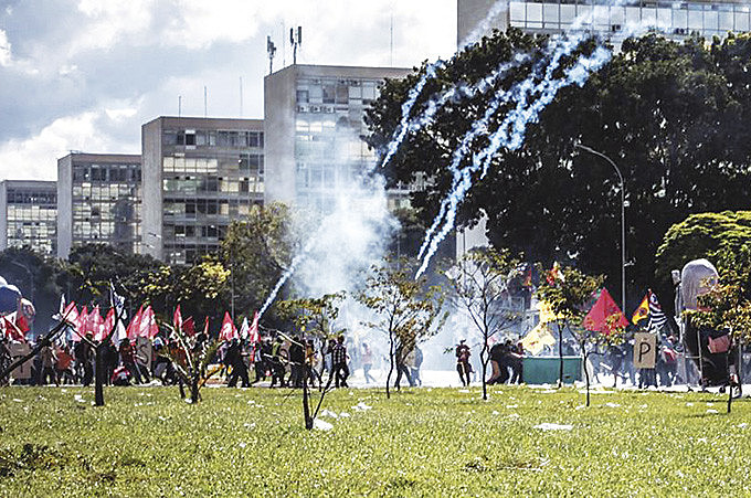Trabalhadores enfrentaram bombas e balas de borracha para barrar a reforma do governo Temer