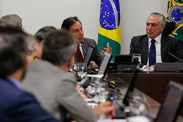 El presidente golpista, Michel Temer, en reunión con aliados en el Senado