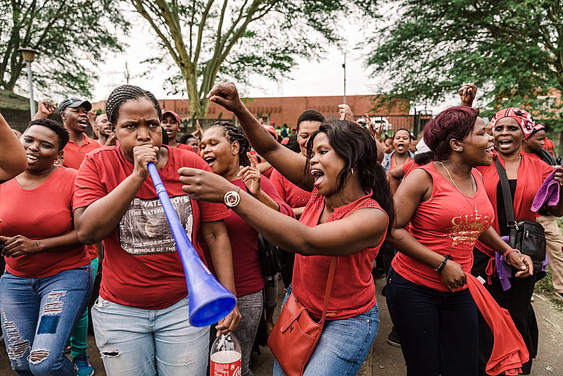 No aniversário da primeira eleição após o fim do apartheid, manifestantes denunciam que segregação ainda atinge comunidades negras pobres