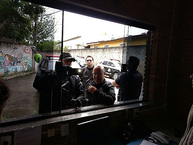 Policiais invadiram a escola e atiraram seguidas vezes na recepção da Escola Nacional Florestan Fernandes