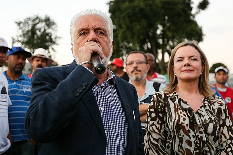 Após visitar Lula, Jacques Wagner e a Gleisi Hoffmann foram até o Acampamento Lula Livre, à 100 metros da Polícia Federal.