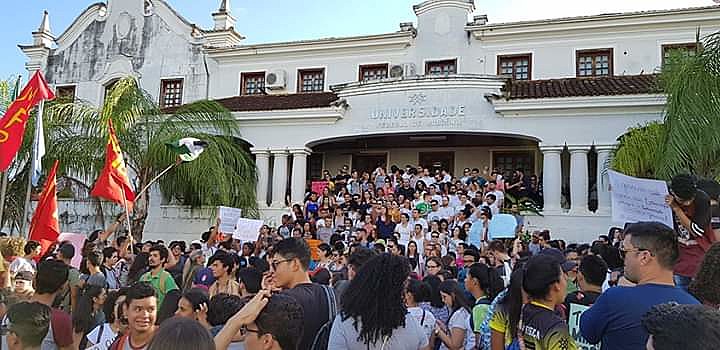 Estudantes em Porto Velho (RO) em protesto contra cortes nas universidades; atos ocorreram em mais de 200 cidades do país