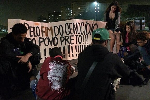 Estudantes homenageiam menino morto por guarda civil e pedem fim do genocídio dos negros