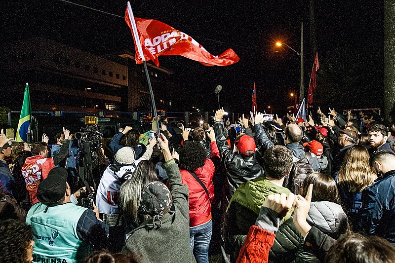 Militantes se reuniram na Vigília Lula Livre para acompanhar apuração dos votos das eleições estaduais e nacional